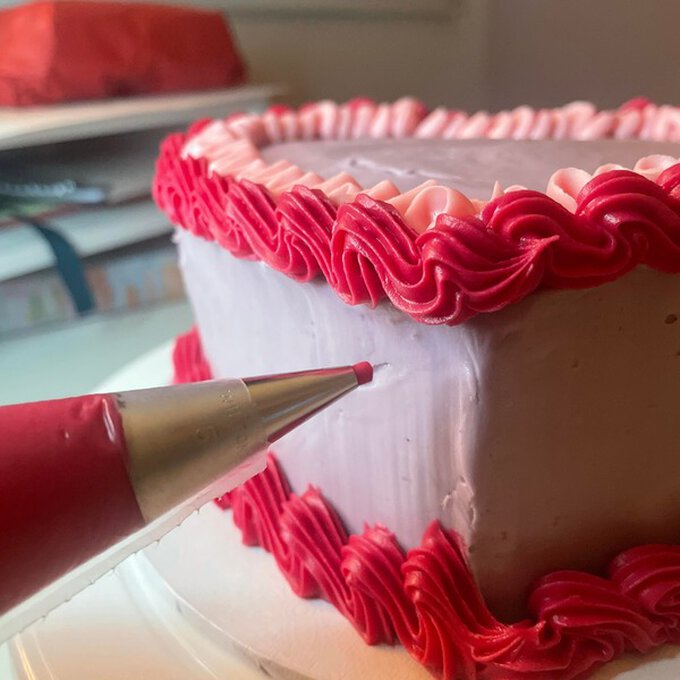 How to Make a Retro Heart Buttercream Cake Hobbycraft